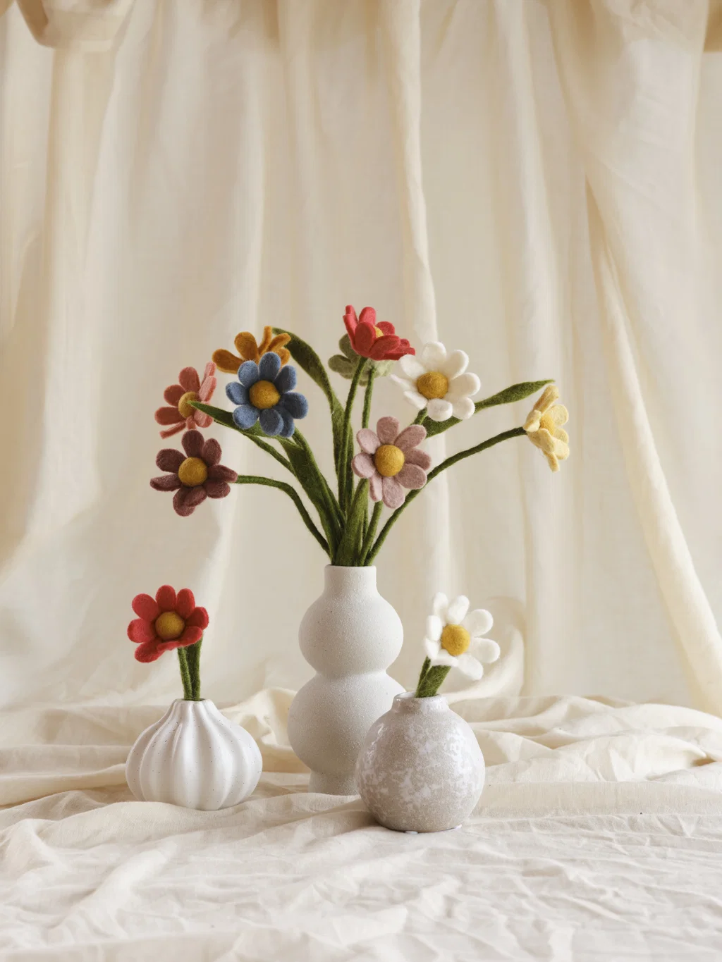 Gry & Sif Filz kleine Anemone mit Blatt, Farbe: Gelb, ca. 17 cm