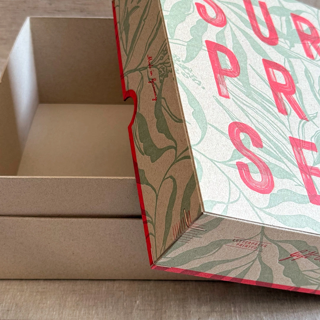 Geschenkbox (leer) / Surprise! / Letterpress Druck, Neon Pink, RISO handgedruckt  von Togethery,  Format: 170 x 220 mm 