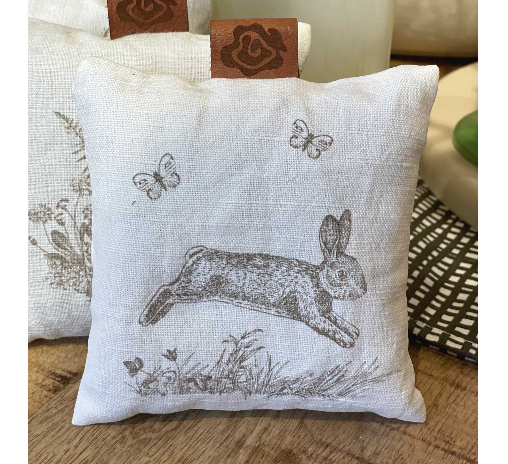 Dorothee Lehnen Duftkissen, springender Hase , ca. 12 x 12 cm, bedrucktes antikes Leinen, Füllung: Lavendelblüten von Dorothee Lehnen  