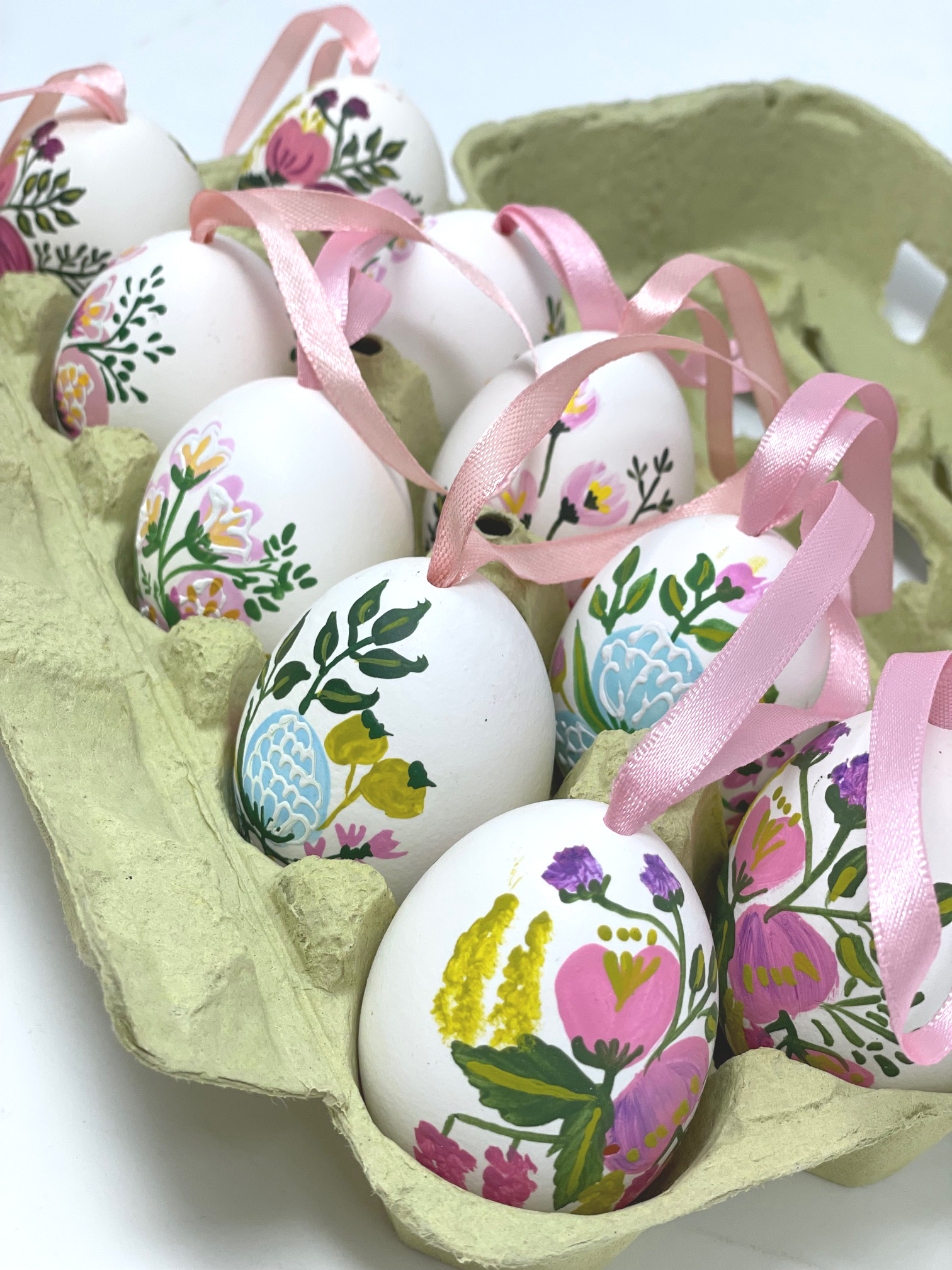 Osterei mit Blüten, handbemalt, Handwerkskunst aus der Slowakei, jede Blüte und Ei ist ein Unikat 