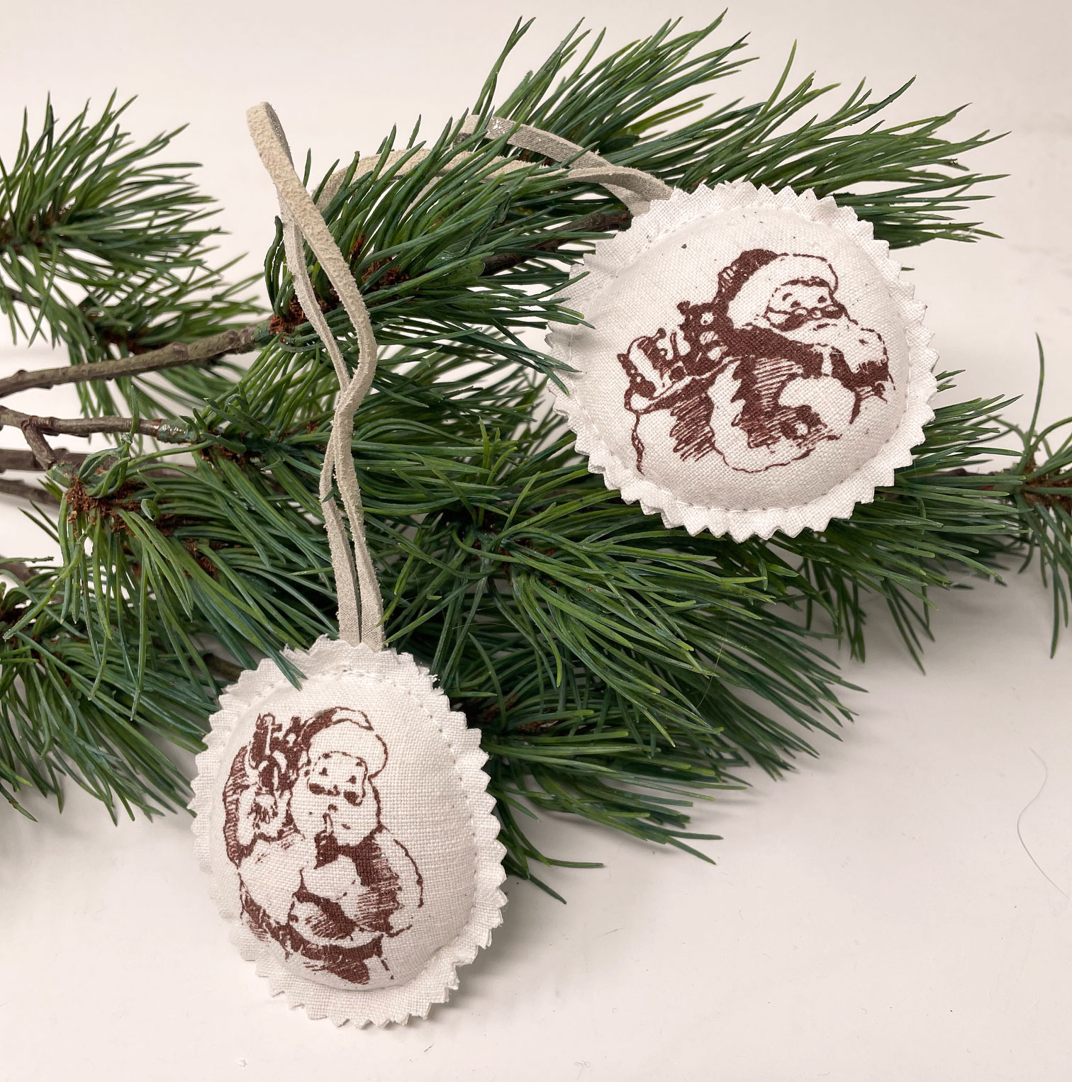 Dorothee Lehnen Weihnachtsanhänger 2er-Set, antikes Leinen, Santa1 & Santa2