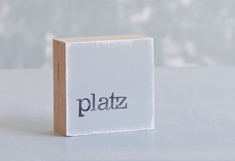 Textplatte "platz" von iopla , 6 x 6 cm