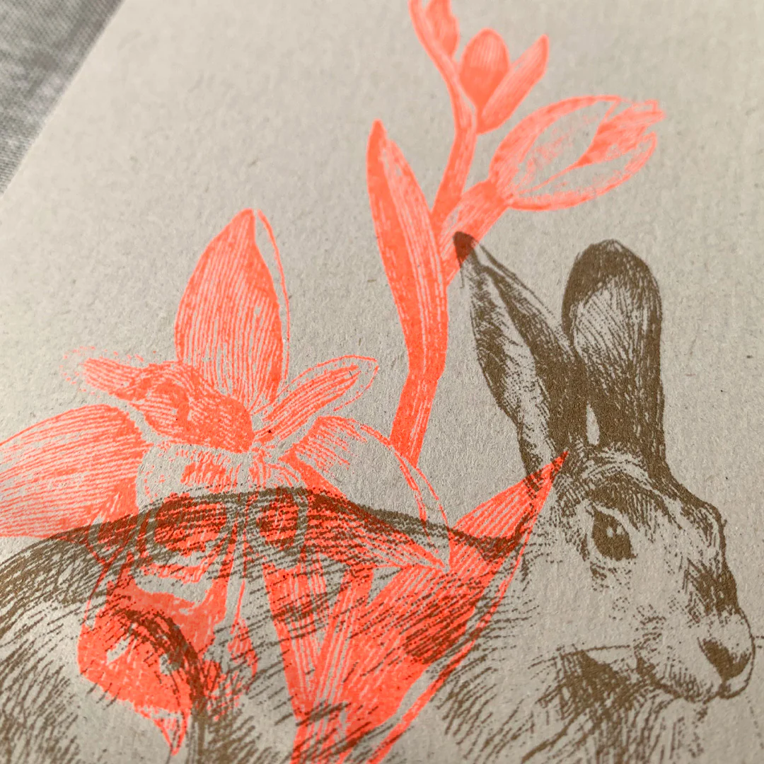RISO Postkarte Ostern, Hase mit Narzisse, Neon Orange, Risographie, handgedruckt von Togethery