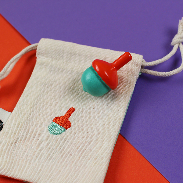 Holzkreisel mint/rot mit Stoffbeutel aus Baumwolle von Ava & Yves