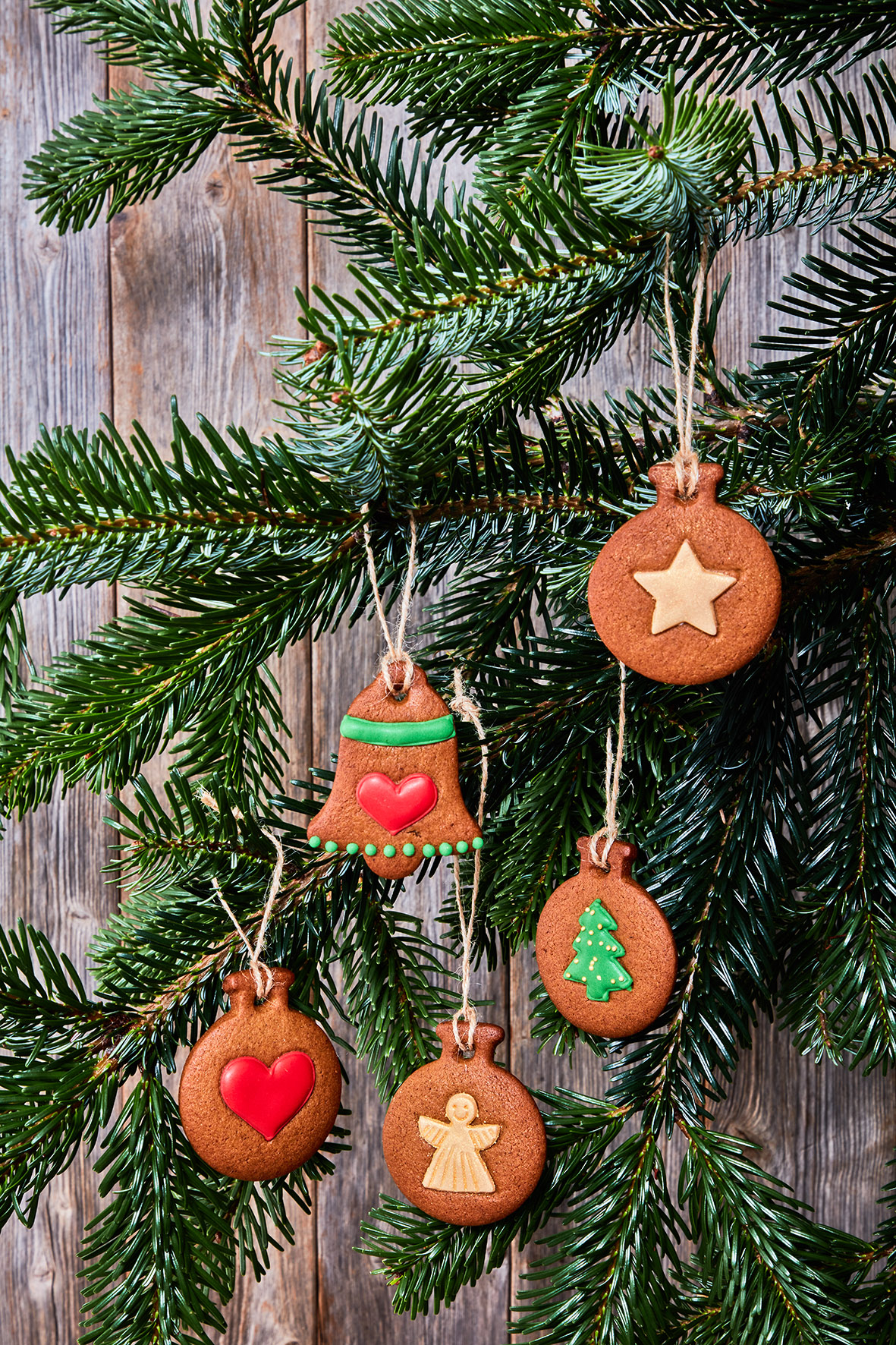 Ausstecherle Christbaumkugel mit Tannenbaum, 6 cm, Edelstahl von Birkmann, mit Innenprägung, Prägeausstecher, Ausstechform   