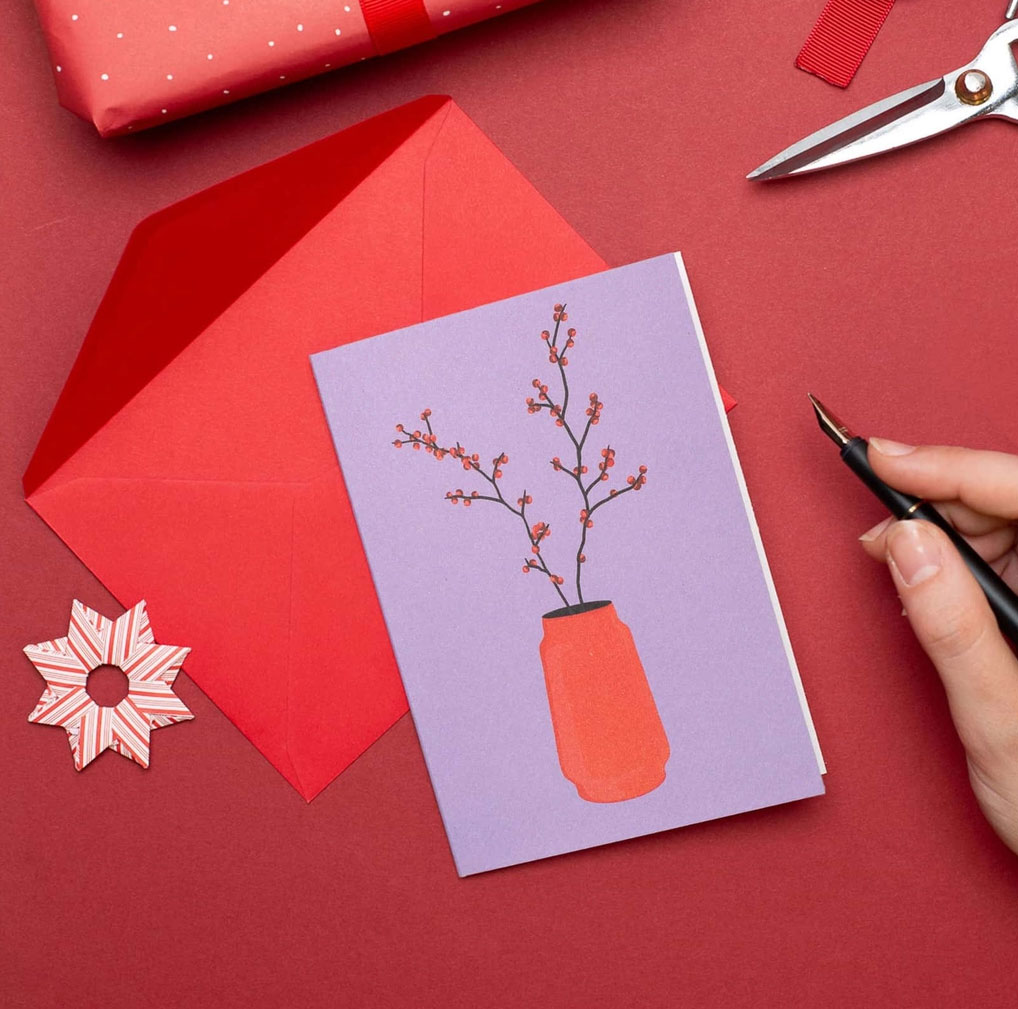 Weihnachtskarte Ilex - rote Vase mit Stechpalmenzweig lila von  My Pretty Circus