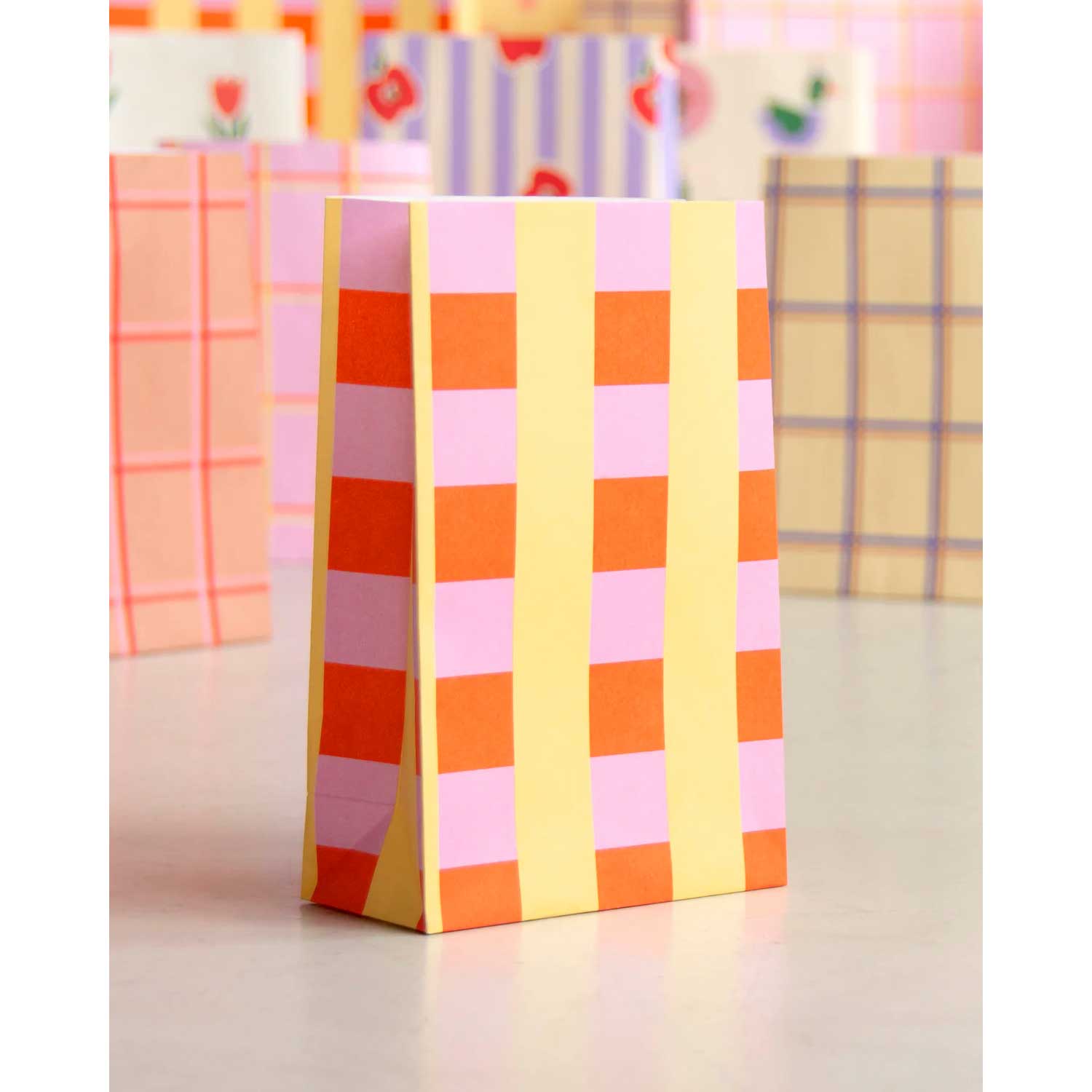 Geschenktüte Papier Karo Orange-Pink-Vanille, 15x6x24 cm, Papiertüte mit Blockboden 