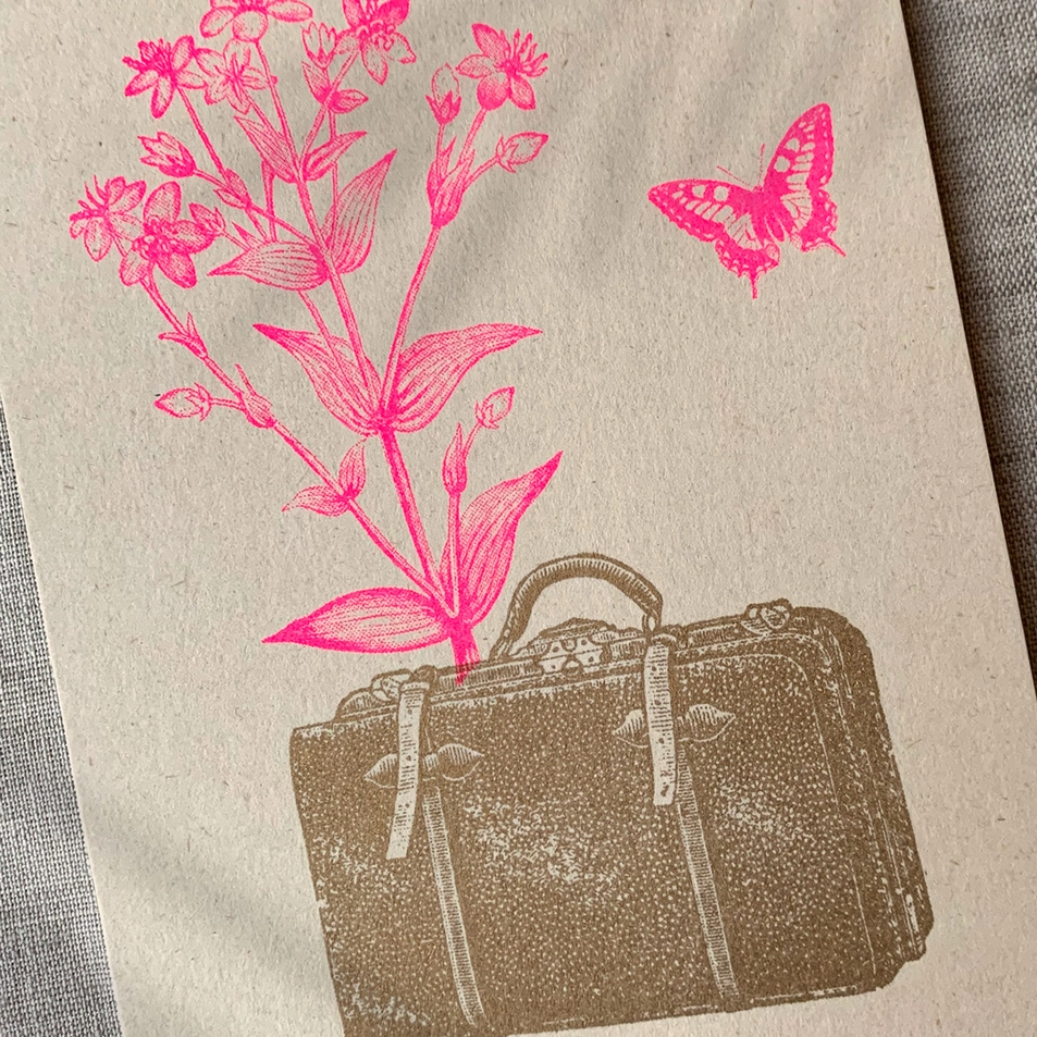 Feingeladen Postkarte TYPO »Koffer«, Neon Pink, RISO handgedruckt , Abschied, Gute Reise