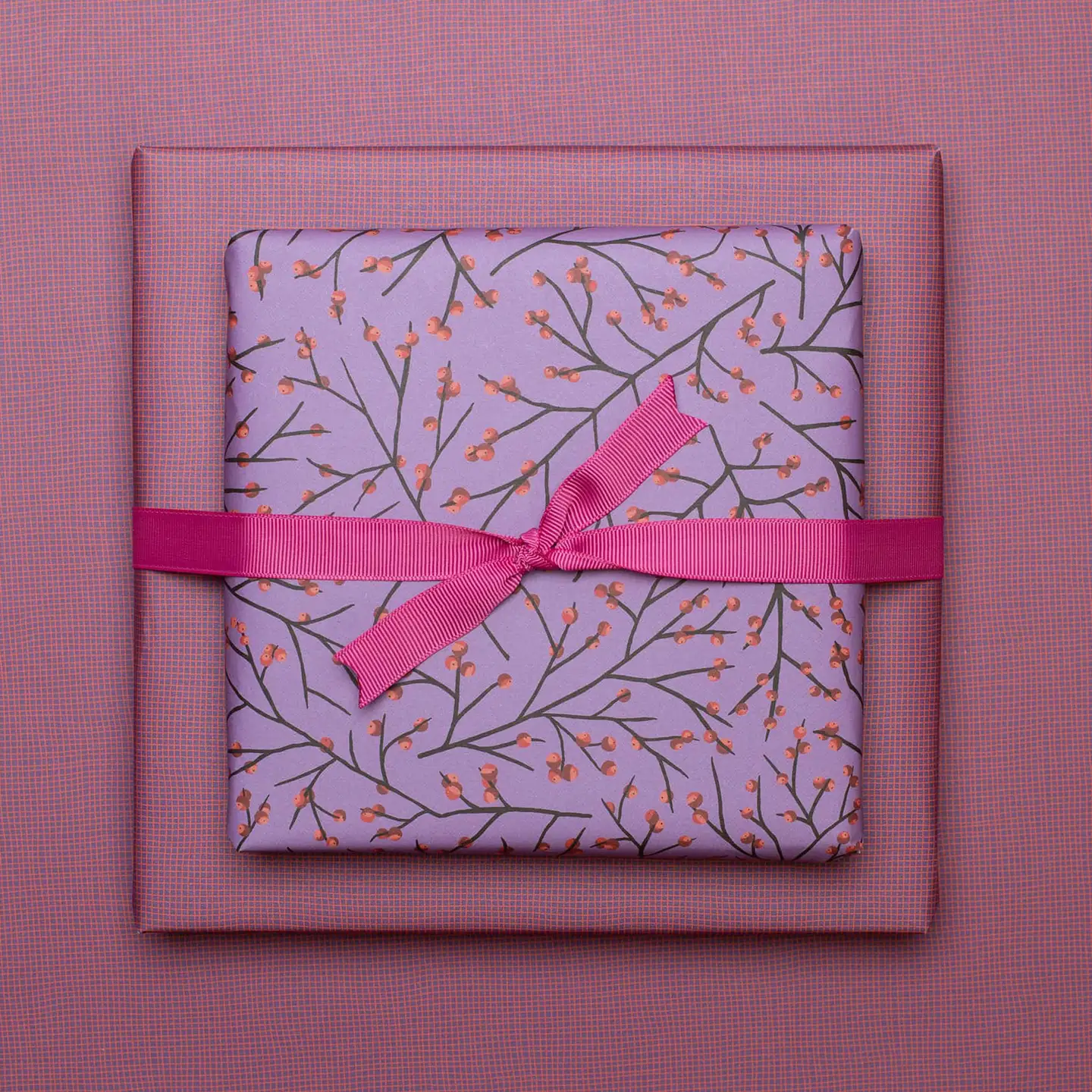Geschenkpapier Weihnachts- Geschenkpapier Ilex mit Stechpalmen vor lila. ca. 67 x 48 cm , beidseitig bedruckt