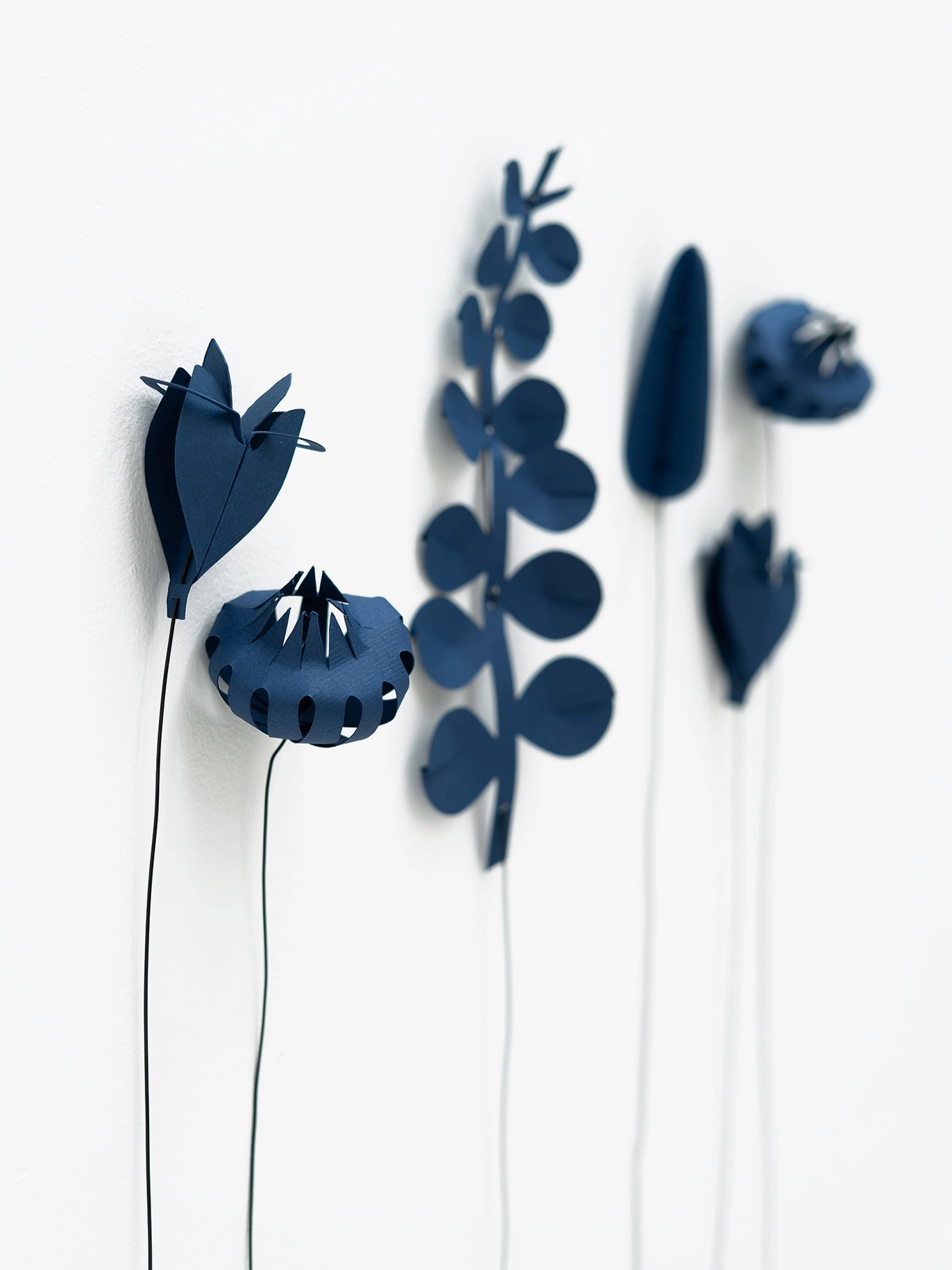 Jurianne Matter FIELD flowers DUSK BLUE small , Bastelset, Papierblumen , 6 Stück