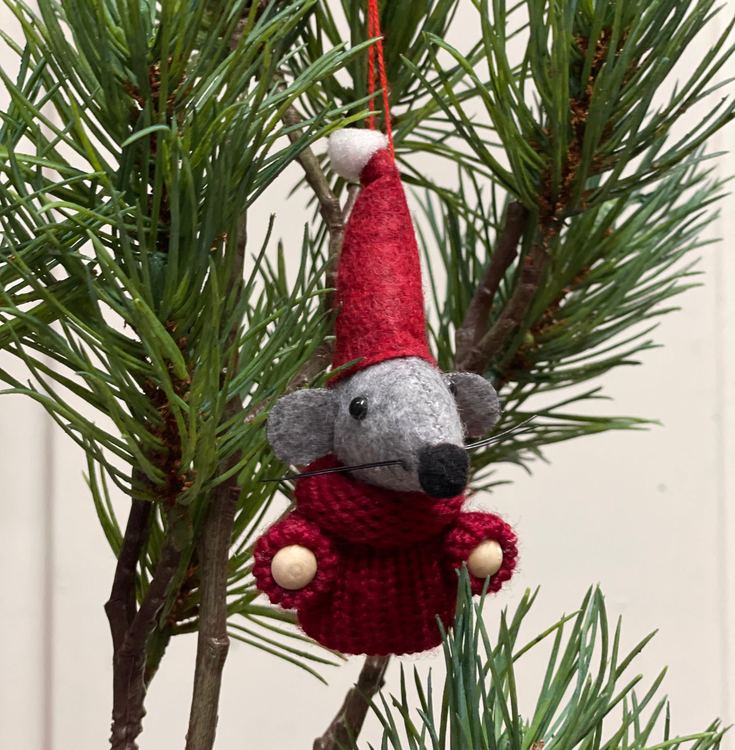 Weihnachtsanhänger Filzmaus mit rotem Pullover und Zipfelmütze von Miljögården , ca. 8 cm