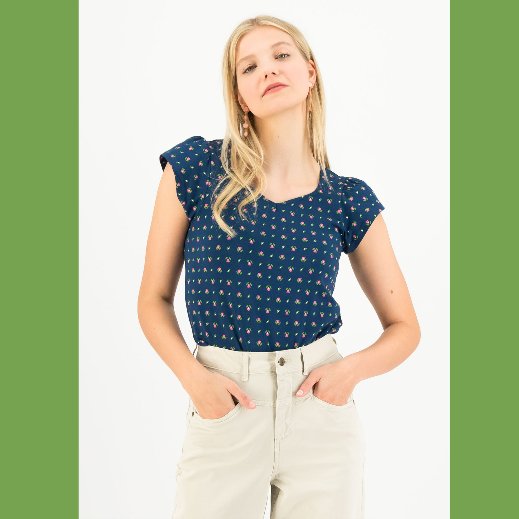 Blutsgeschwister  Shirt Charming V Neck - sweetest swiss