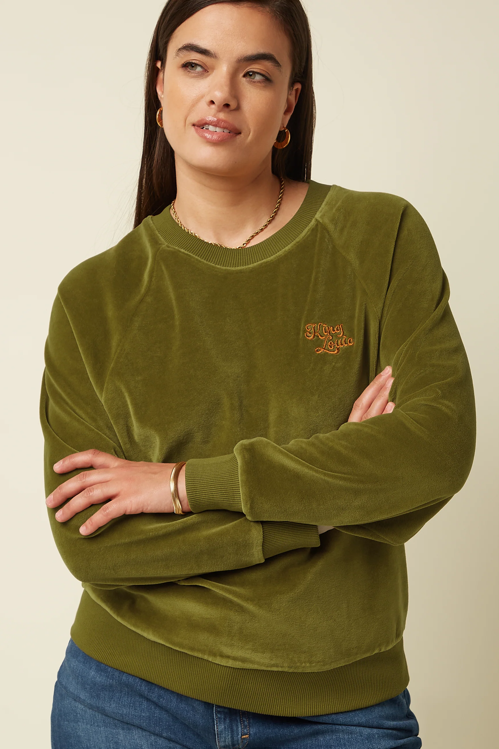 King Louie Sweatshirt Febe Sweater Baton Velvet,  Farbe Mustard Green - Baton Velvet