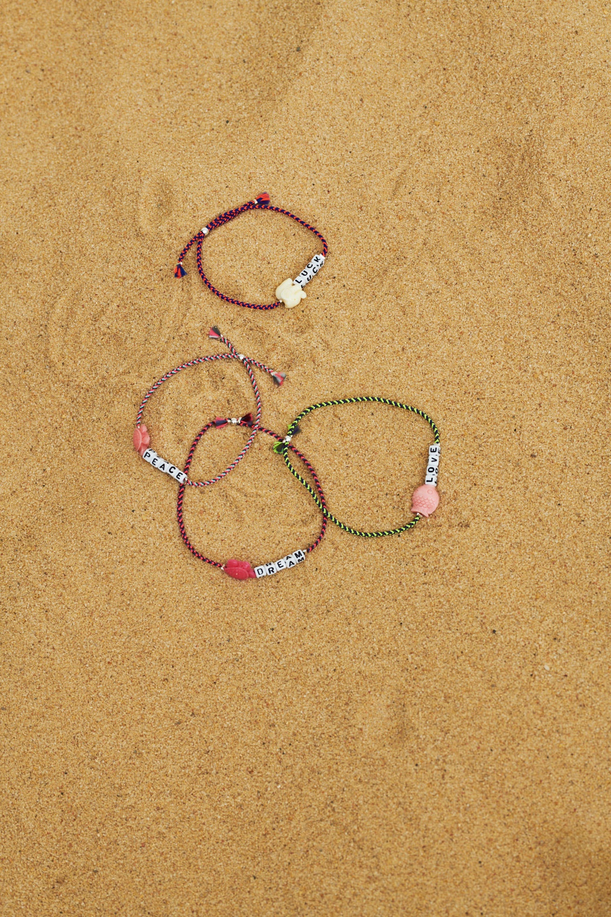 % Armband SQUARE LETTER & CHARM BRACELET "BREATHE", Yoga, verpackt im Reagenzglas