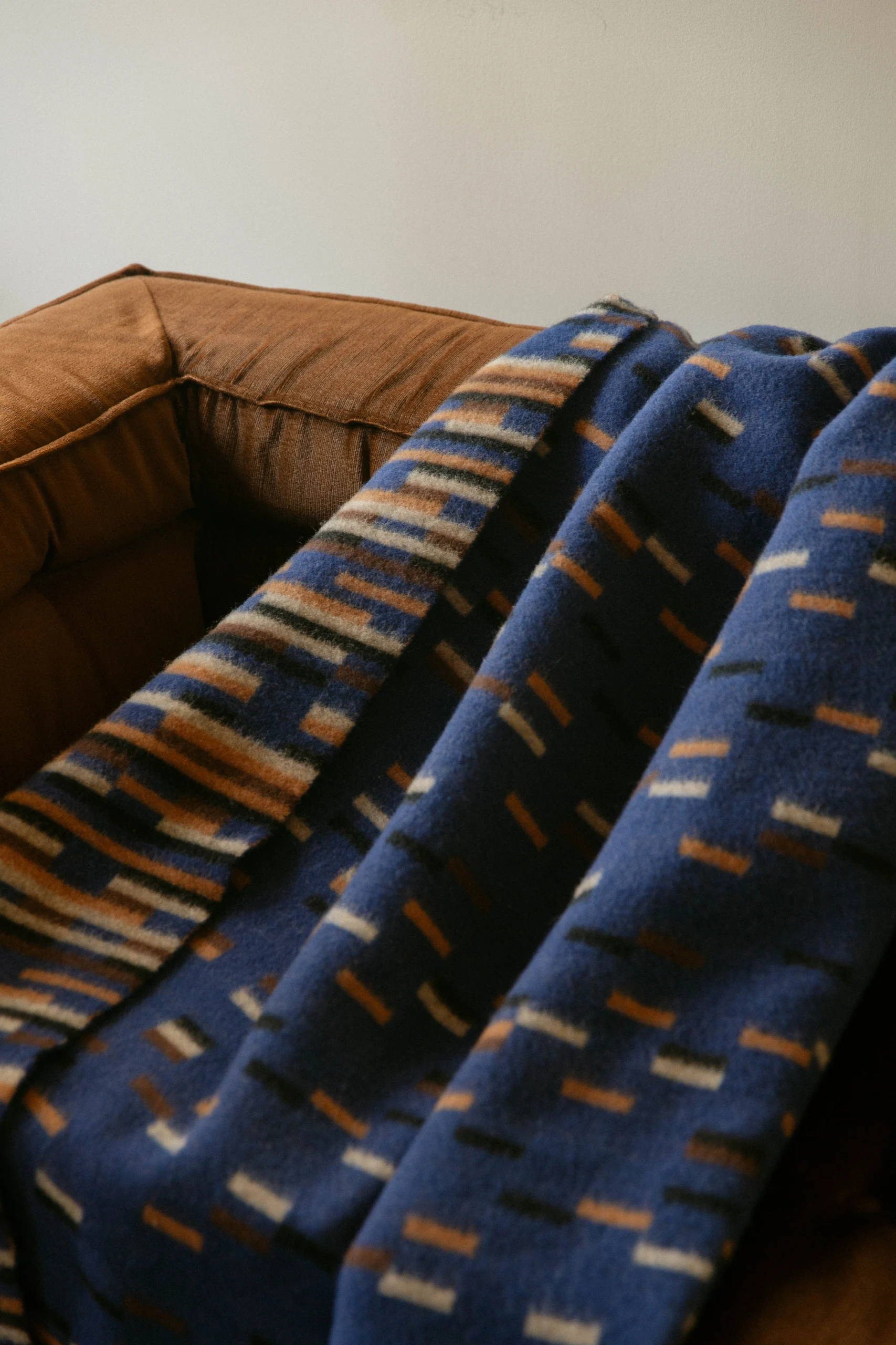 Lapuan Kankurit YLLÄTYS Wolldecke , blue-cinnamon-brown, ca. 130 x 180 cm  