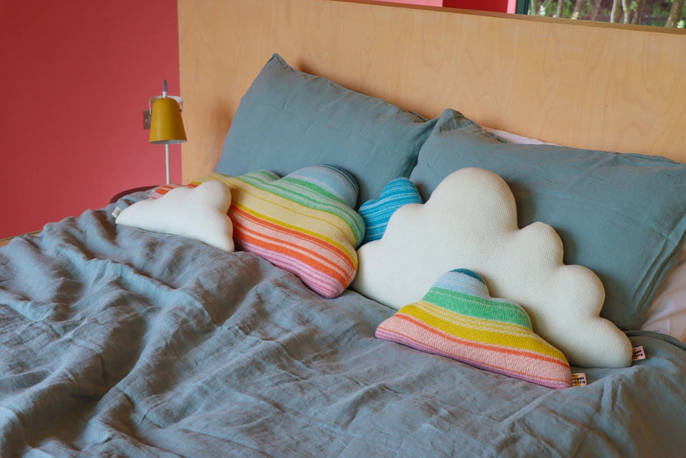 Donna Wilson Kissen Regenbogen-Wolkenkissen von Donna Wilson Cloud Medium Shaped Cushion - Rainbow