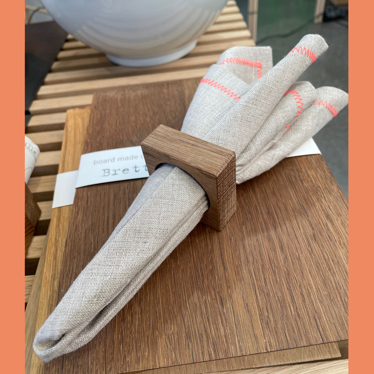 % Serviette aus Natur-Leinen, 42 x 42 cm, mit ZickZack Neon Stich umsäumt von Raumgestalt