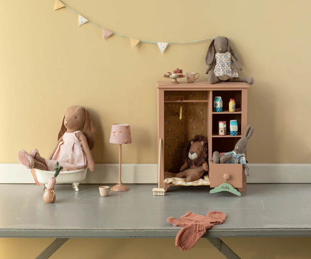 Maileg Hasenmädchen Schokoladenbraun- Kleid und Schuhe, Größe 3, ca. 42 cm Hase