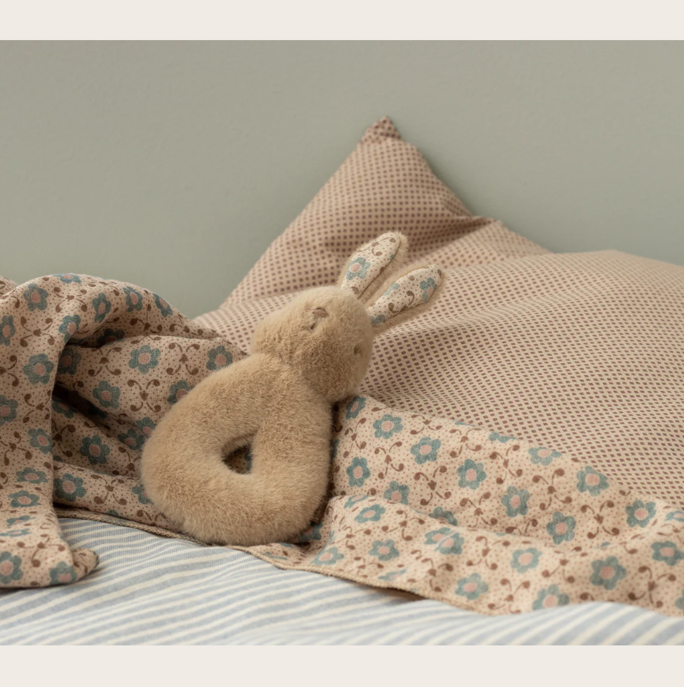 Maileg Kaninchen Rassel Set - Creme Pfirsich, ca. 14,5 cm   