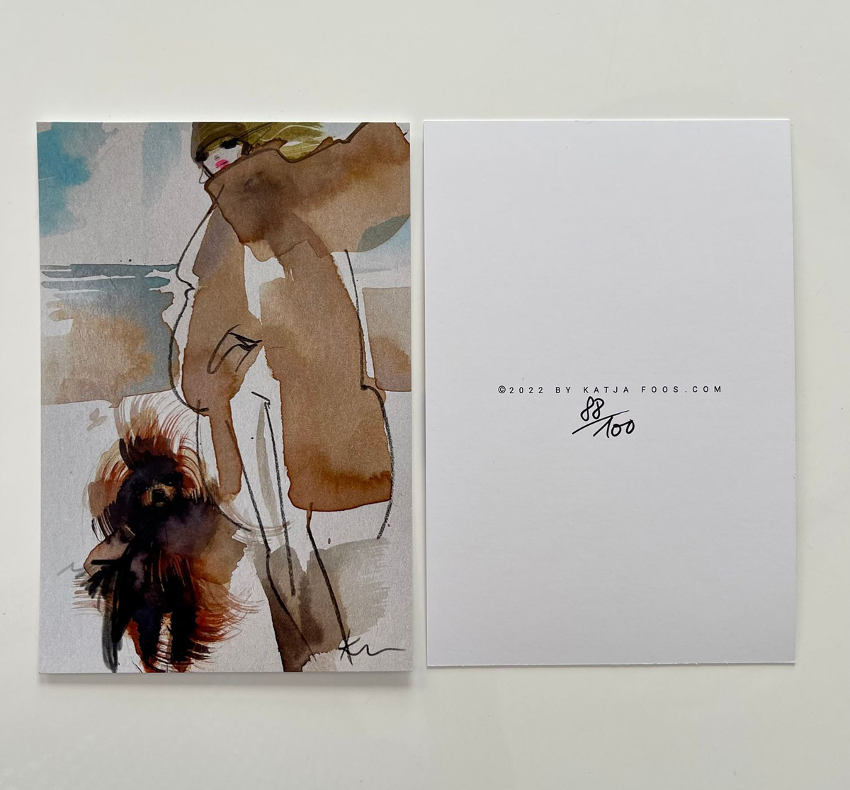 Katja Foos Karte " Labradoodle mit Frauchen"aus der Serie „Hundis & Frauchen“, beige 