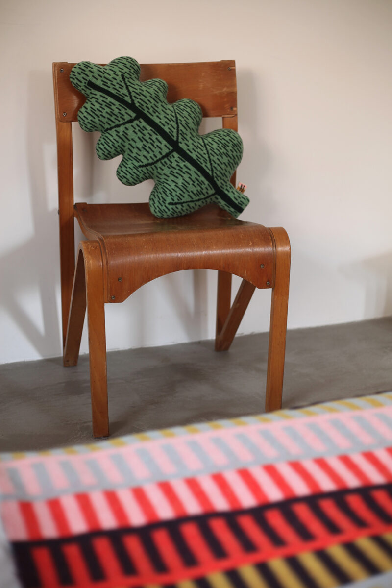 Donna Wilson blattförmiges Kissen, Leaf Shaped Cushion – Green von Donna Wilson 