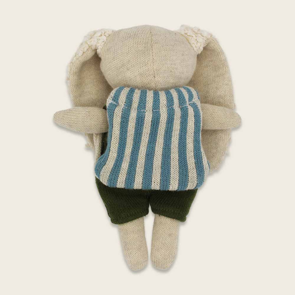 Hase “Kindergartenkind” mit Rucksack und Anzug in oliv von Ava & Yves , ca. 16 cm