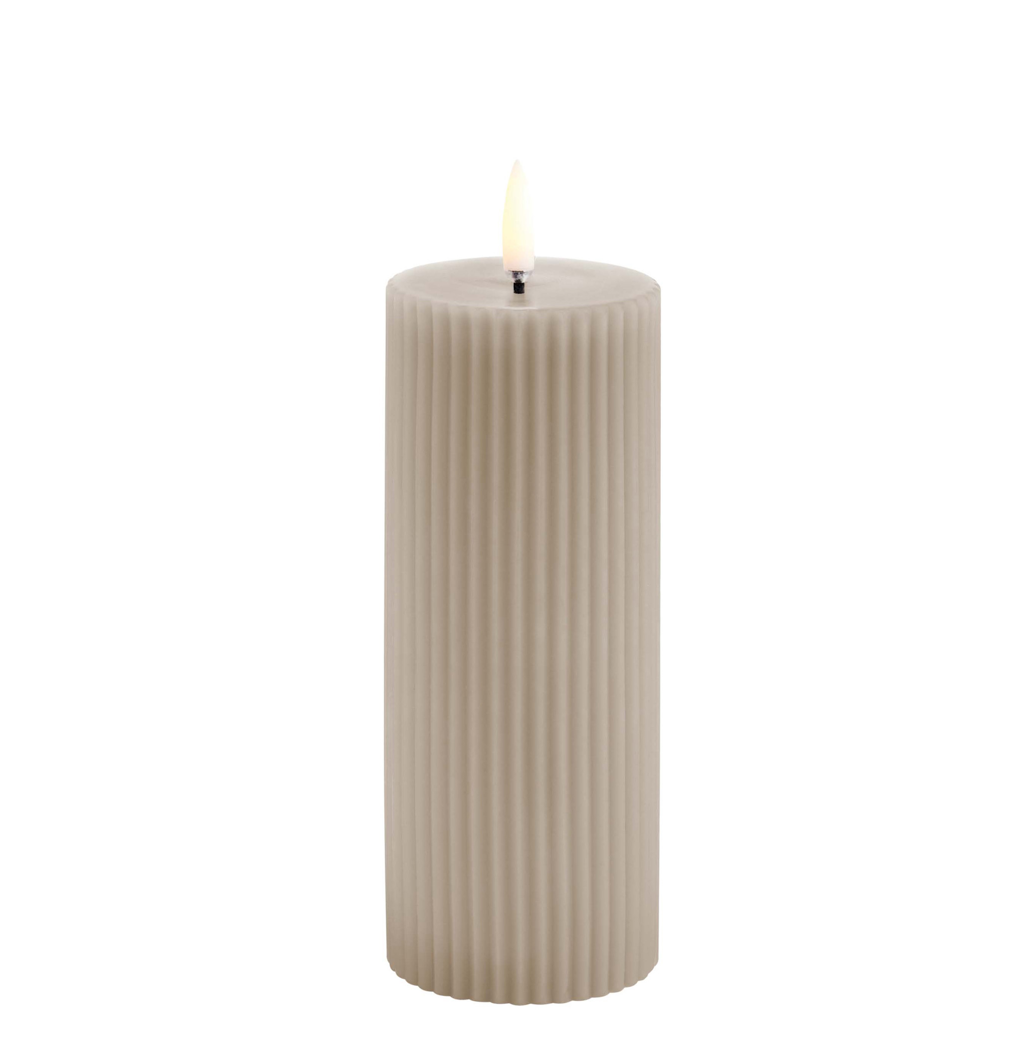 Piffany Copenhagen – UYUNI LIGHTING LED Kerze GROOVED - SANDSTONE, D. ca. 5,8 x 15 cm, GERILLTE STUMPENKERZE 