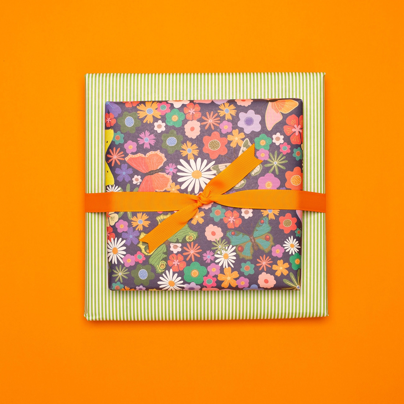 Geschenkpapier Schmetterlinge auf Blumenwiese, zweiseitiges Recyclingpapier ca. 67 x 48 cm , beidseitig bedruckt
