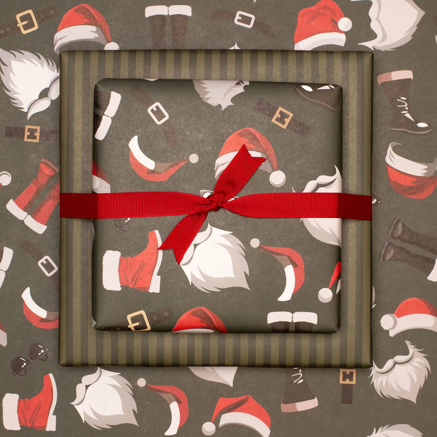 Geschenkpapier Weihnachts- Geschenkpapier mit Nikolaus Outfit und Streifen, ca. 67 x 48 cm , beidseitig bedruckt