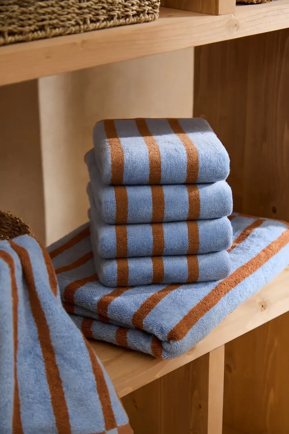 Badehandtuch mit blau mit braunen Streifen Saturno, ca. 50 x 90 cm, Handtuch  