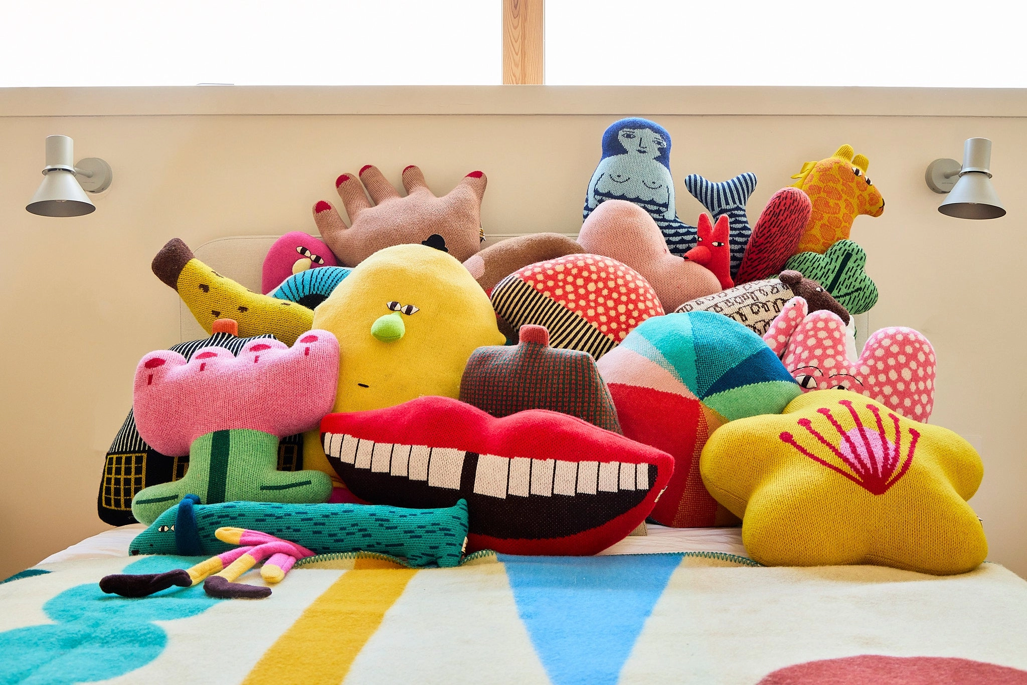 Donna Wilson Kissen Lächeln von Donna Wilson Smile Shaped Cushion