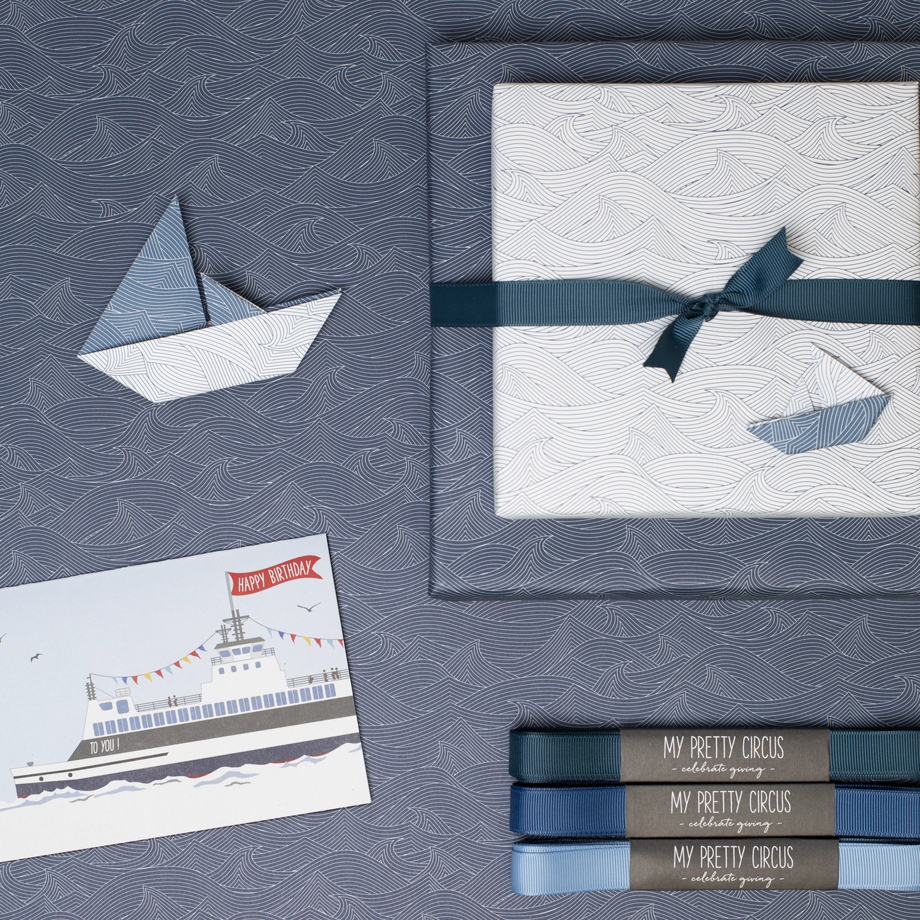 Geschenkpapier Wellen blau, zweiseitiges Recyclingpapier, ca. 67 x 48 cm , beidseitig bedruckt