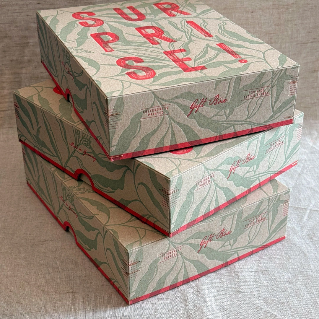 Geschenkbox (leer) / Surprise! / Letterpress Druck, Neon Pink, RISO handgedruckt  von Togethery,  Format: 170 x 220 mm 