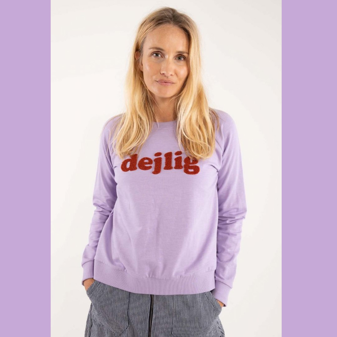 Danefæ Sweatshirt Klausen "DEJLIG" , ORGANIC - Daneklausen Sweat Frozen Lilac DEJLIG/ SCHÖN Danefæ Sweatshirt Klausen "DEJLIG" , ORGANIC - Daneklausen Sweat Frozen Lilac DEJLIG/ SCHÖN