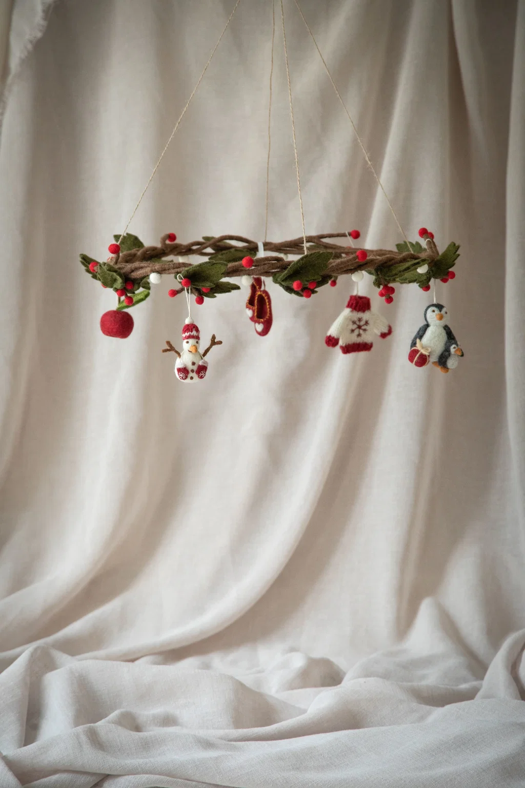 Gry & Sif Weihnachtskranz Ilex Filz, ca. 45 cm, Wreath Holly - Hanging