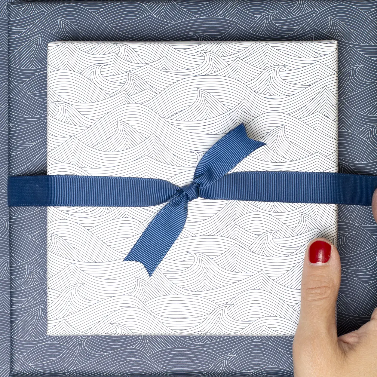 Geschenkpapier Wellen blau, zweiseitiges Recyclingpapier, ca. 67 x 48 cm , beidseitig bedruckt
