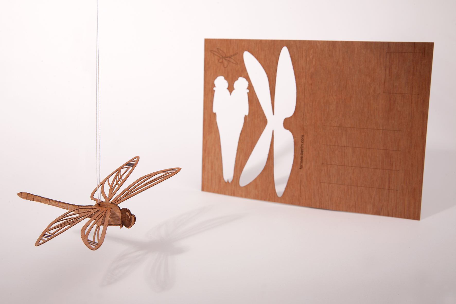 Holzpostkarte Libelle von formes Berlin 