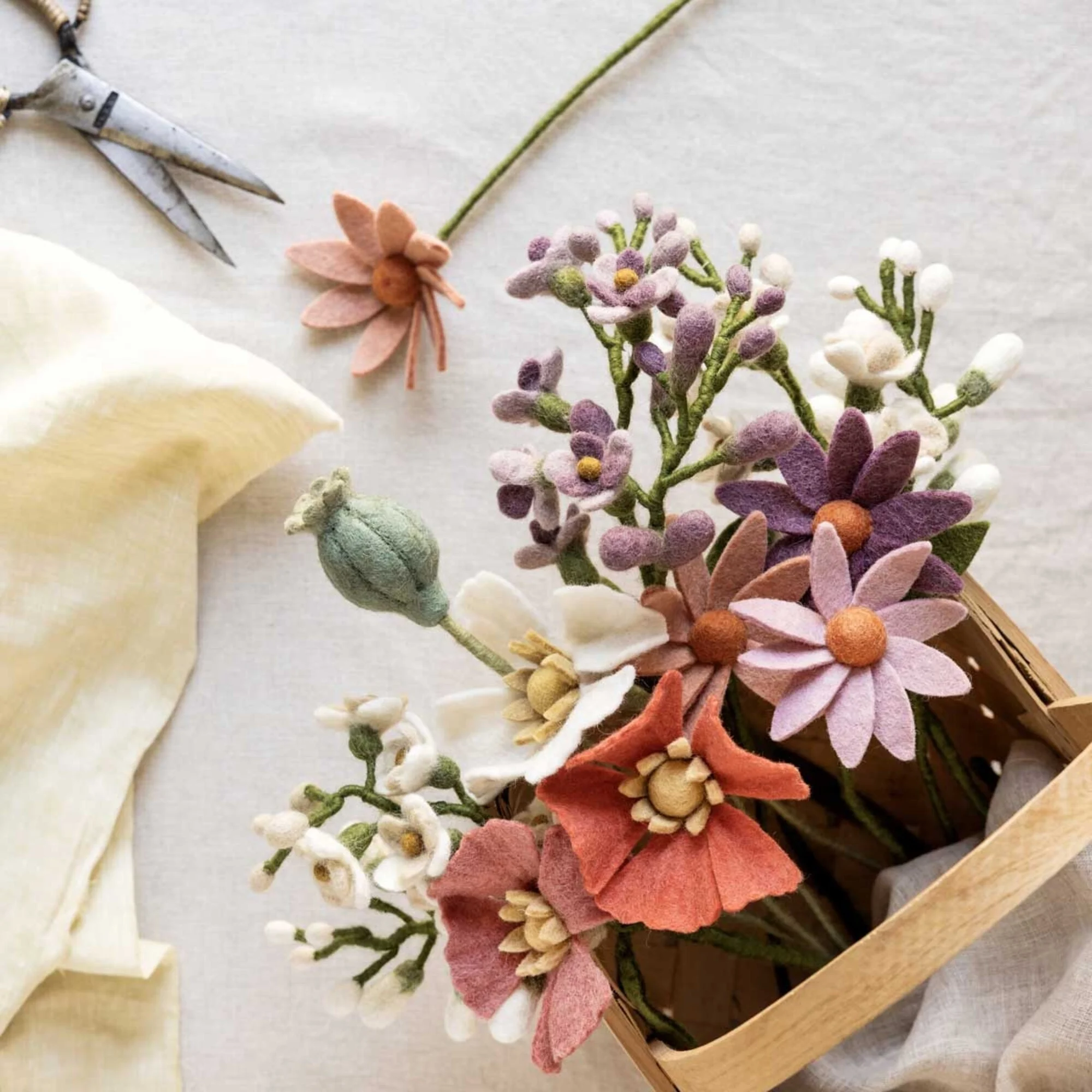 Gry & Sif  Filz Magnolienzweig mit weißen Blüten/Magnolia Branch w/ White Flowers, Fair Trade , ca. 60 cm     