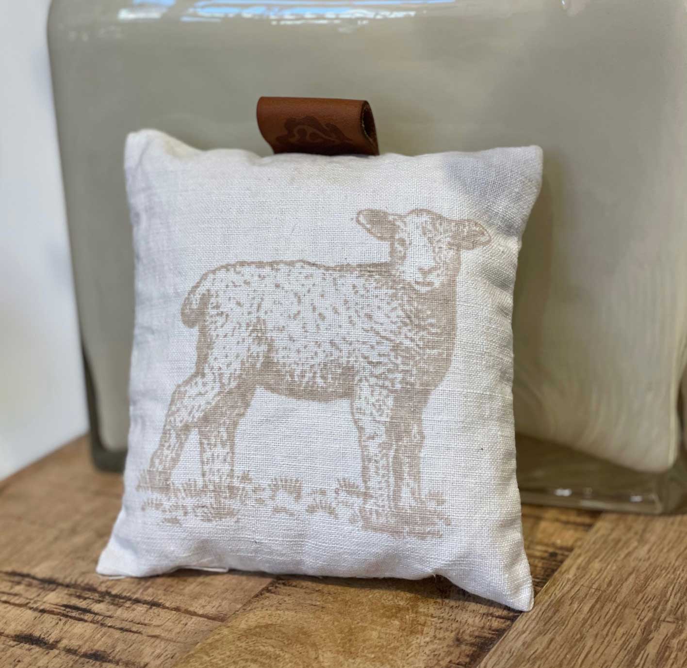 Dorothee Lehnen Duftsäckchen, Lamm, bedrucktes antikes Leinen, Lavendelblüten von Dorothee Lehnen     