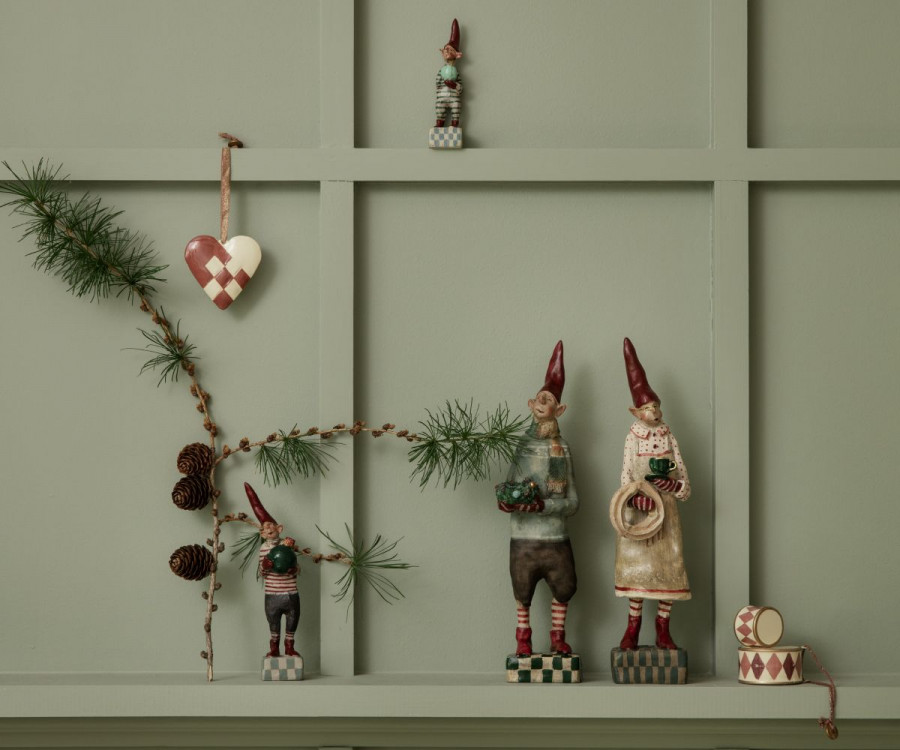 Maileg Noilly Noël no. 32, Weihnachtsfigur , Weihnachtswichtel mit Weihnachtskugel