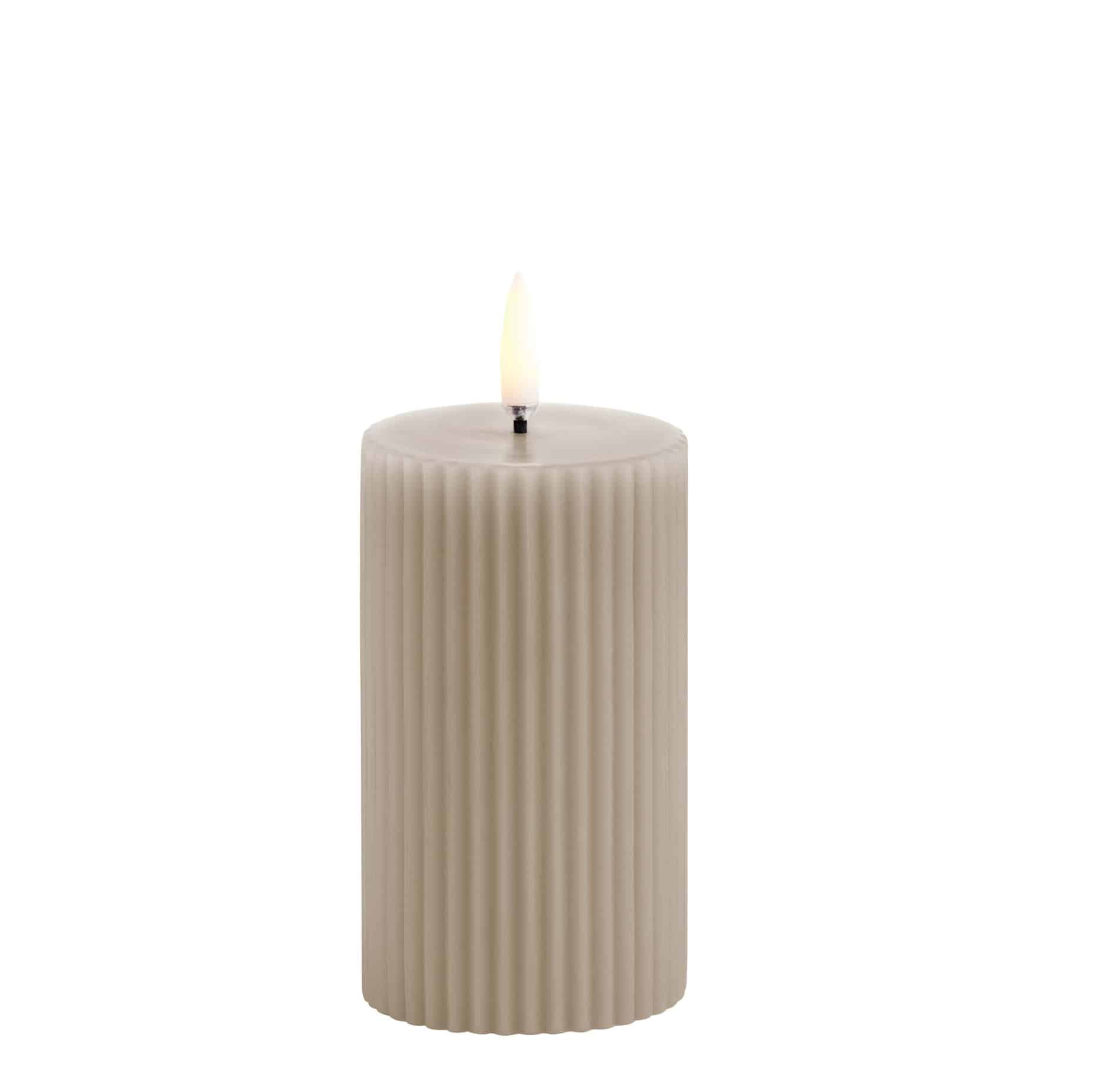 Piffany Copenhagen – UYUNI LIGHTING LED Kerze GROOVED - SANDSTONE, D. ca. 5,8 x 10 cm, GERILLTE STUMPENKERZE