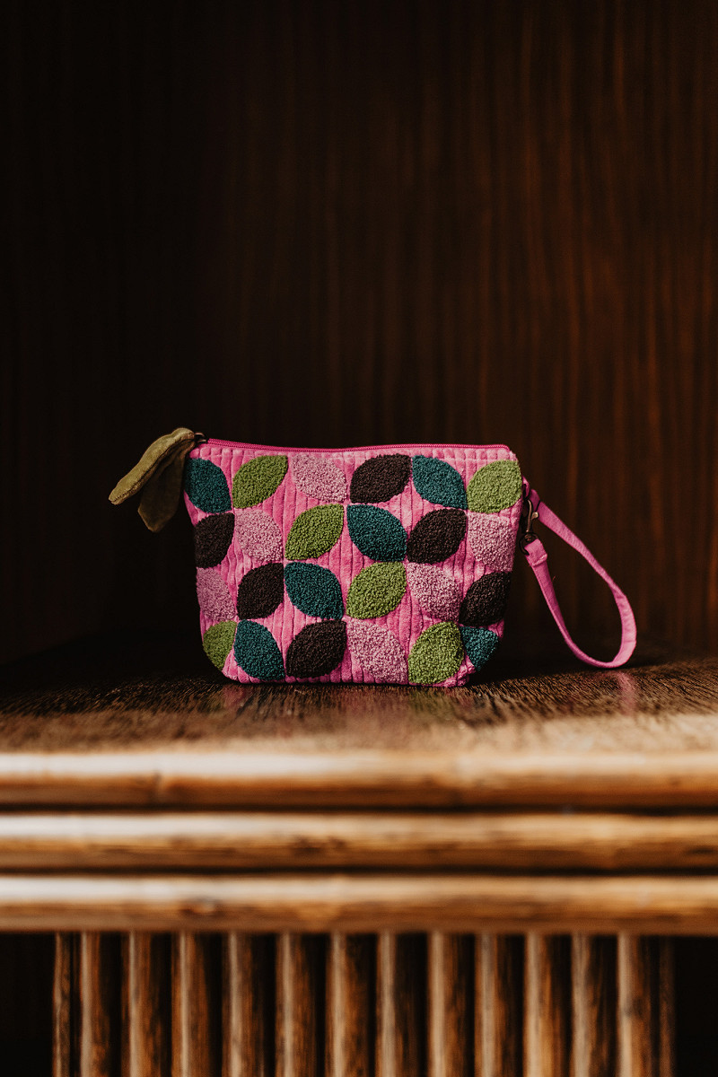 Handed Leela – Samtbeutel mit Reißverschluss und Armband, Größe S