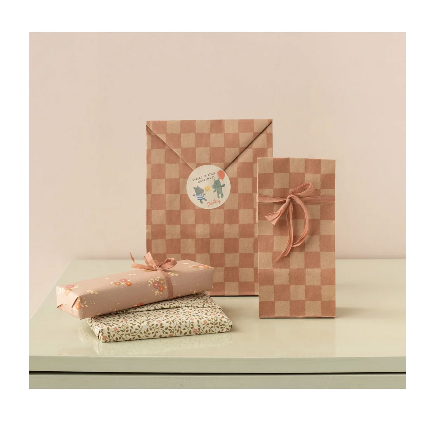 Maileg Geschenktüte, Mittel – Kariert – Puder/Rot