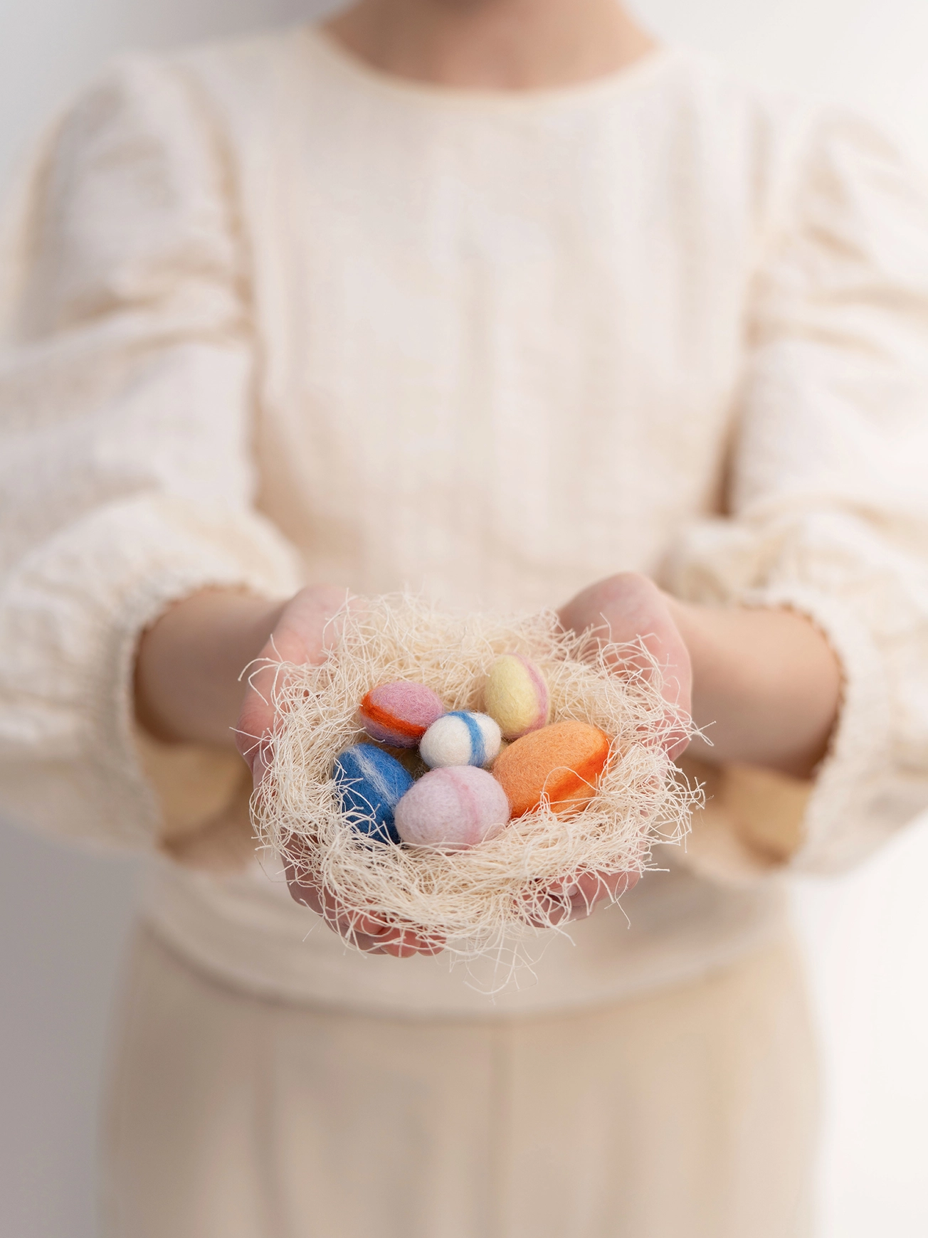 Jurianne Matter NEST wool eggs - bunt, Osternest Natur mit 7 Filzeiern im Set