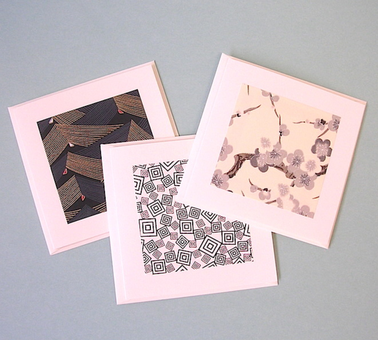 Chiyogami-Doppelkarte quadratisch, Punkte weiß auf graubraun