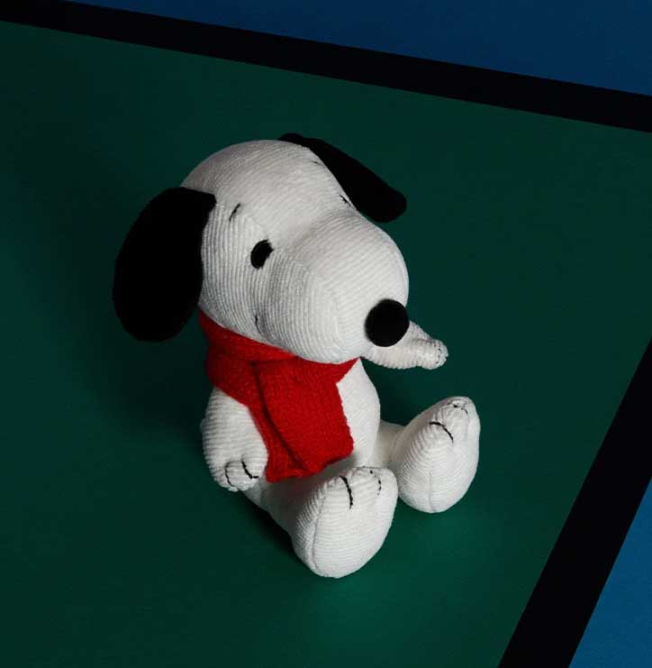 The Peanuts Snoopy sitzend mit Schal , Creme, ca. 20 cm   