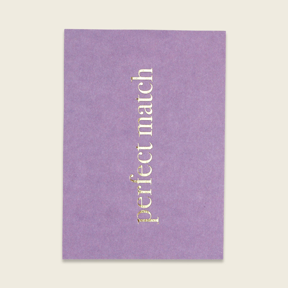 Postkarte flieder mit Goldprägung „Perfect Match“ von Ava & Yves