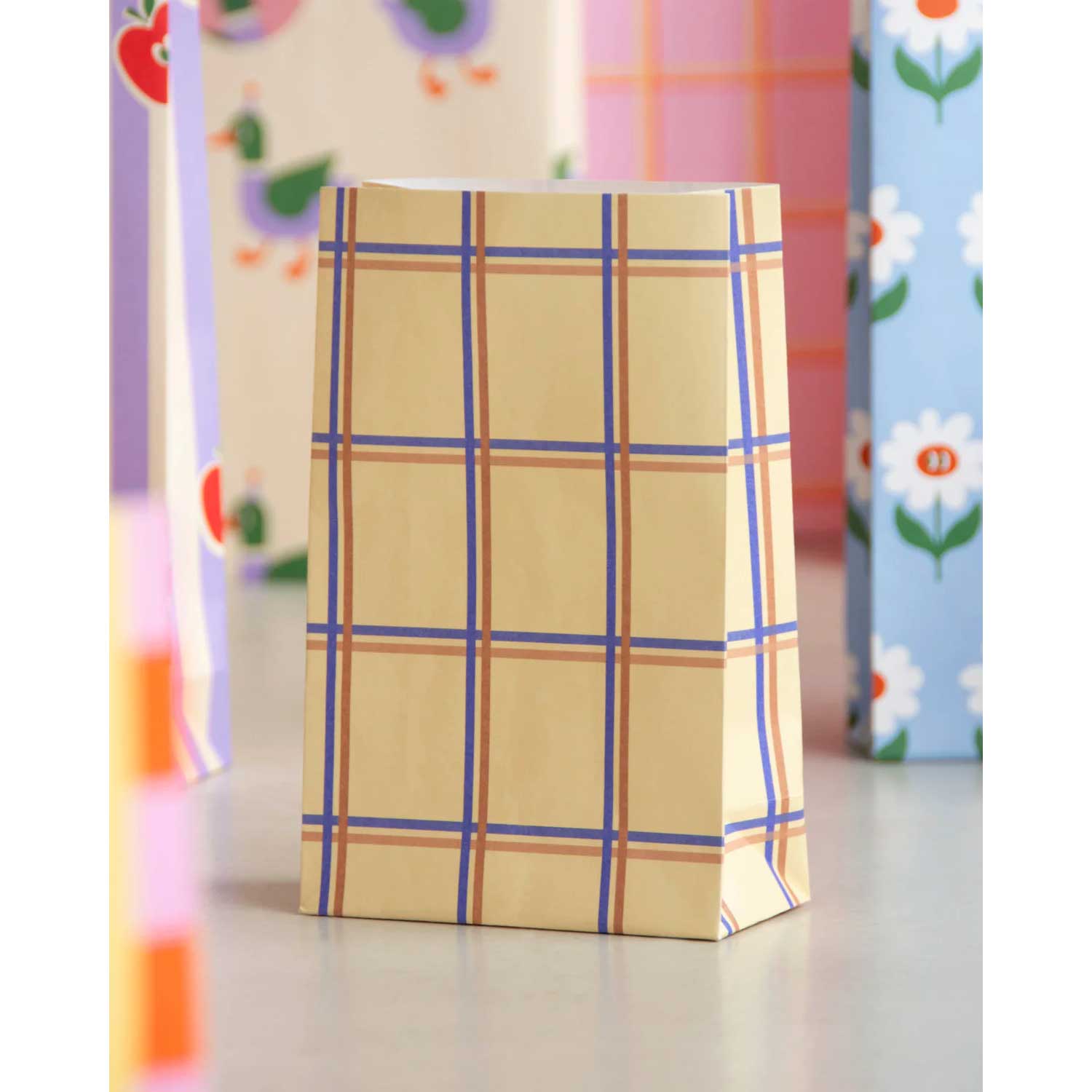 Geschenktüte Papier tartan check vanilla + cornflower + liver, 12x6x19 cm, Papiertüte mit Blockboden  