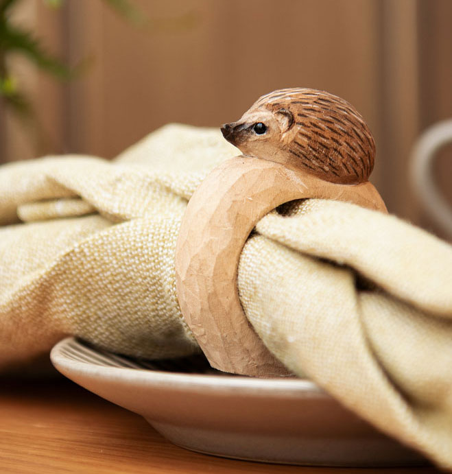 Serviettenring – Igel Klein aus  Lindenholz handgeschnitzt von Wildlife Garden