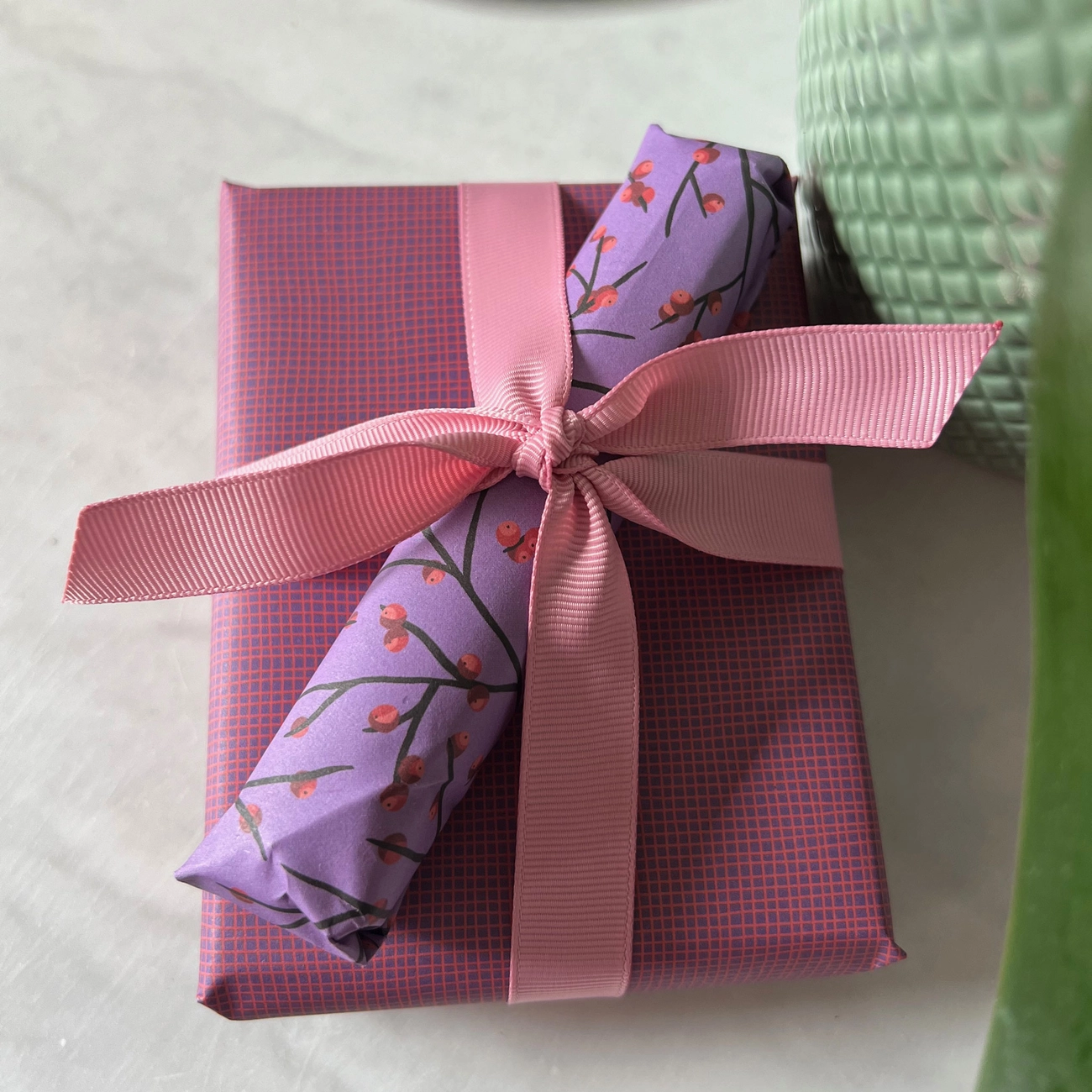Geschenkpapier Weihnachts- Geschenkpapier Ilex mit Stechpalmen vor lila. ca. 67 x 48 cm , beidseitig bedruckt